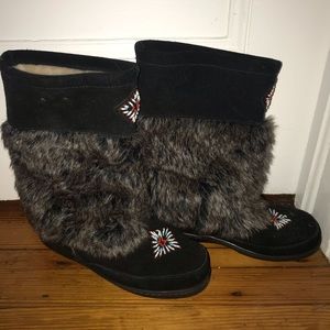 Minnetonka Mukluks Size 9